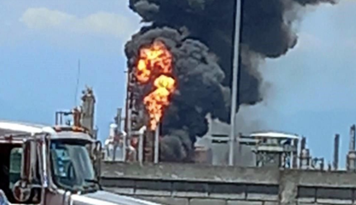 Pemex registra incendio en refinería de Cadereyta